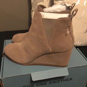 NWT Toms Kelsey Taupe Gray Suede Bootie